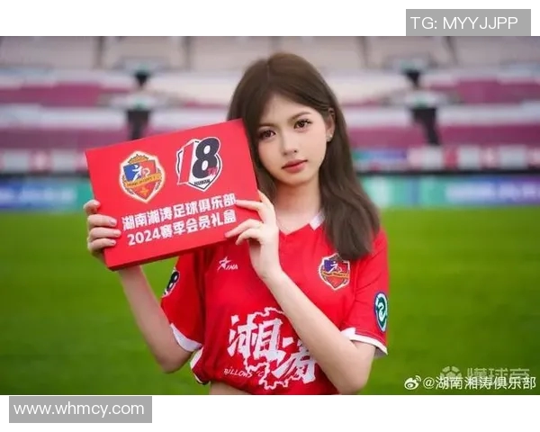 足球明星穿着短裤的时尚瞬间展现女运动员的魅力与风采