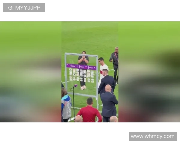 球迷疯狂冲进场内抢C罗球衣引发热议欧冠赛场奇观